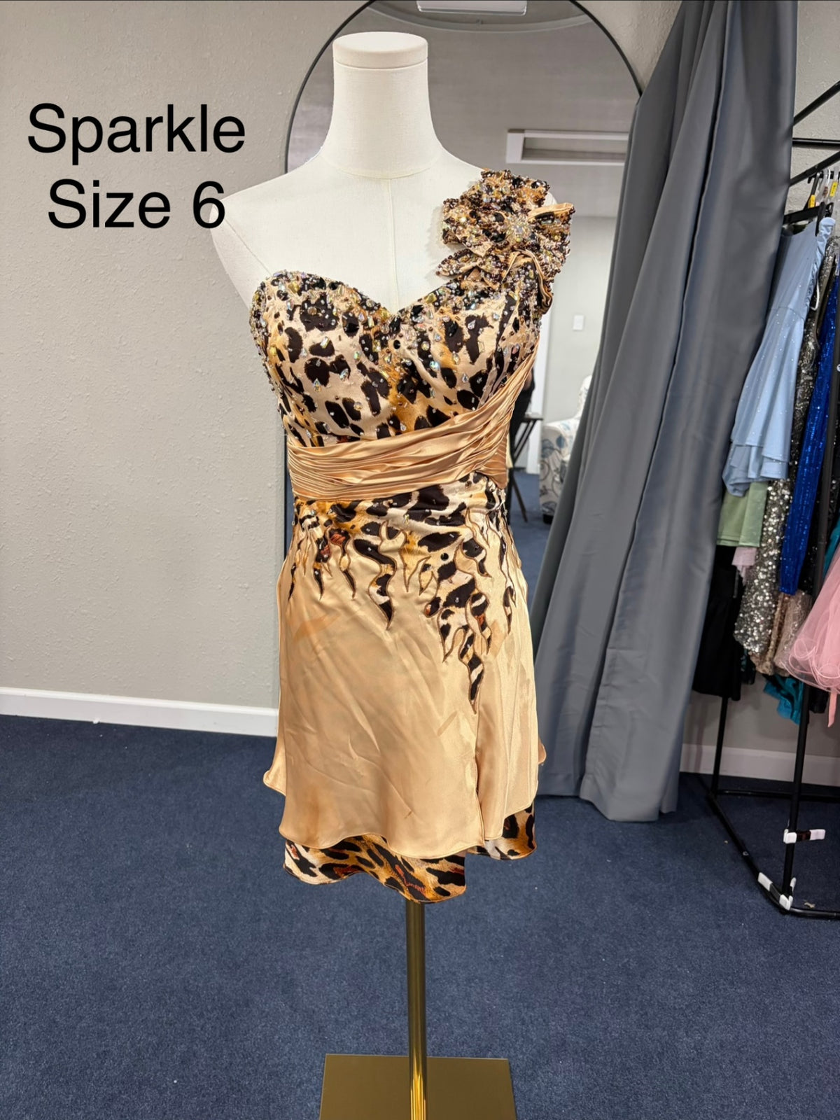 Tony Bowls Size 6 Beige with black and brown animal print